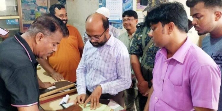 ভুয়া ভাউচারে বেশি দামে সার বিক্রি, ডিলারকে জরিমানা