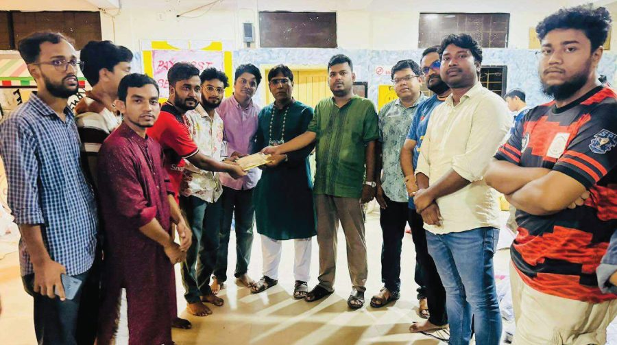 বেরোবি শিক্ষকদের পক্ষ থেকে বন্যার্তদের জন্য ১ লক্ষ টাকা হস্তান্তর