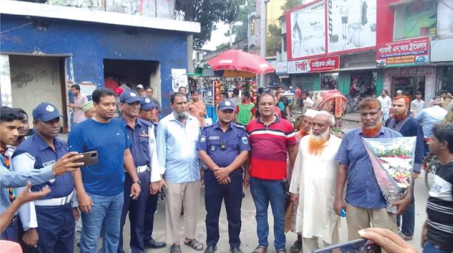 কার্যক্রম শুরু করায় বগুড়া ট্রাফিক পুলিশকে শিক্ষার্থীদের ফুল দিয়ে বরন