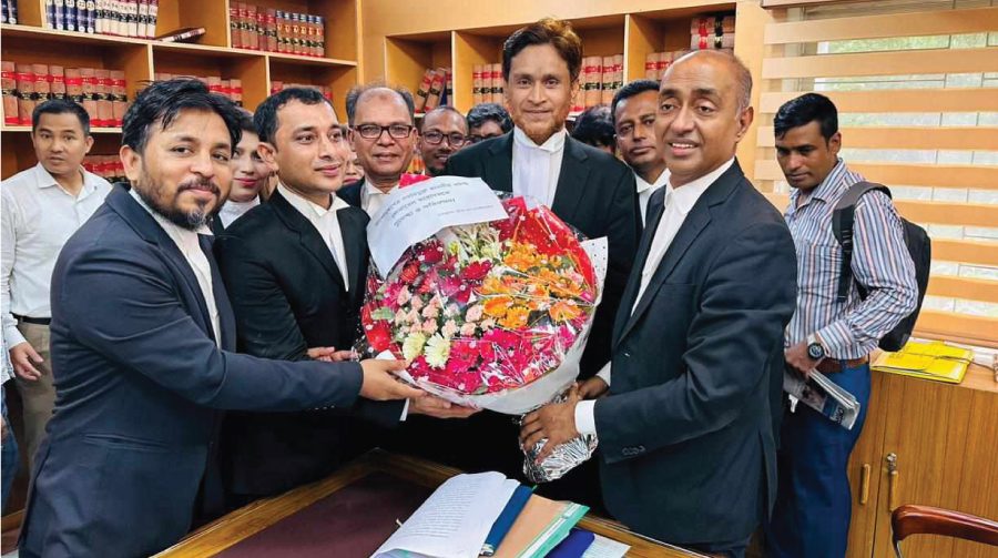 অ্যাটর্নি জেনারেলকে ফুল দিয়ে শুভেচ্ছা জানিয়েছে ভূঁইয়া অ্যান্ড অ্যাসোসিয়েট