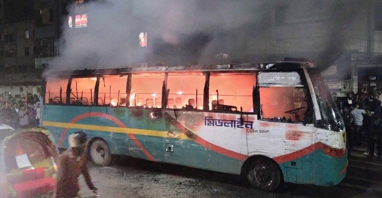 মোহাম্মদপুর মিডলাইন পরিবহনের বাসে আগুন