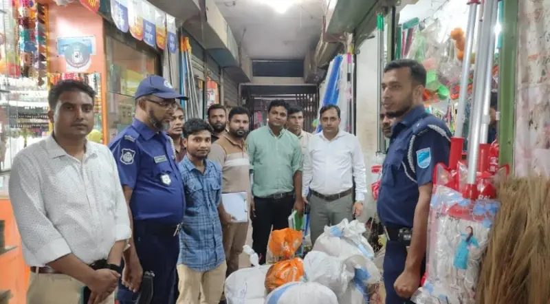 মির্জাপুরে ১৪২ কেজি নিষিদ্ধ পলিথিন ব্যাগ জব্দ,দুই ব্যবসায়ীকে জরিমানা