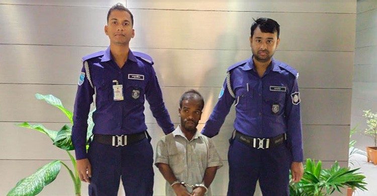 তিন ফুট উচ্চতা, অথচ পরিচয় দেন ডিবি কর্মকর্তা