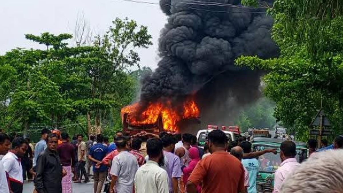 বাসচাপায় বাবা-ছেলে নিহত, বাসে আগুন দিল জনতা