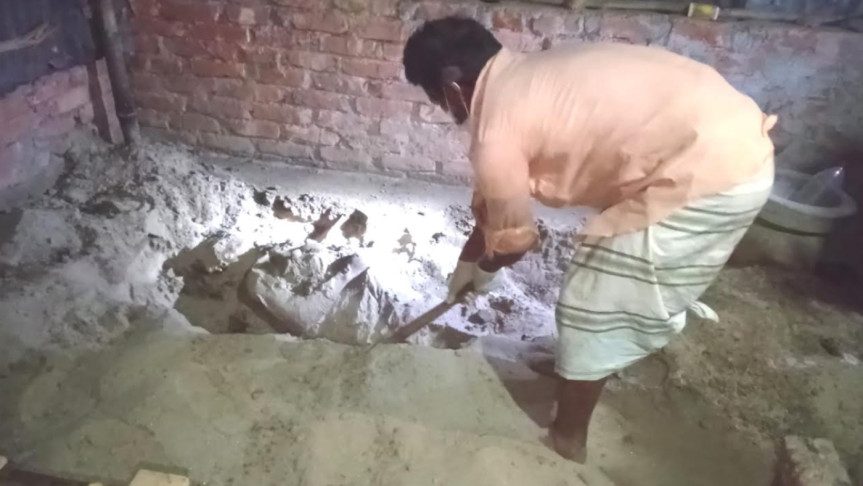 মাকে হত্যা করে ঘরের মেঝেতে পুঁতে রাখা মরদেহ উদ্ধার