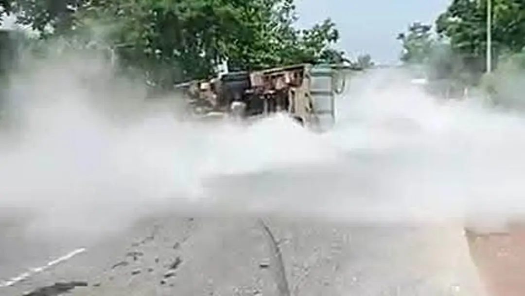 নাইট্রোজেনবাহী ট্রাক উল্টে ধোঁয়ায় আচ্ছন্ন মহাসড়ক, আহত ২