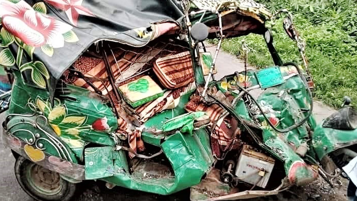 বাসের ধাক্কায় অটোরিকশা চালক নিহত, বাসে আগুন