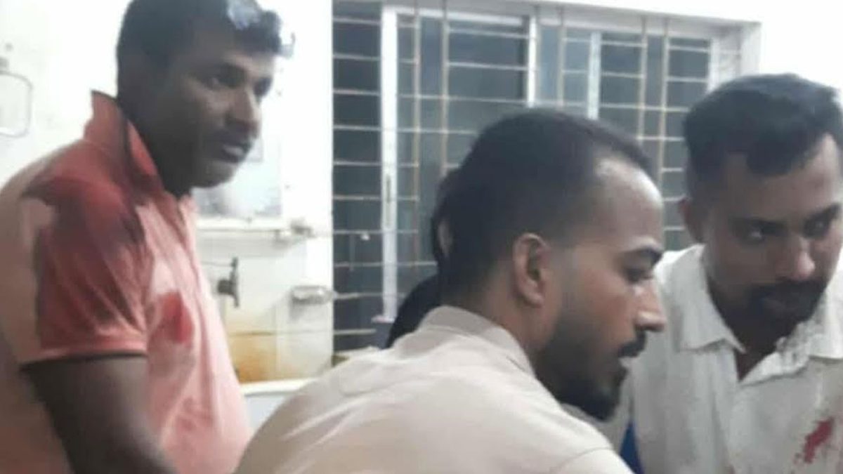 নামাজরত অবস্থায় আ.লীগ নেতার মাকে কুপিয়ে জখম, বাড়িতে লুটপাট