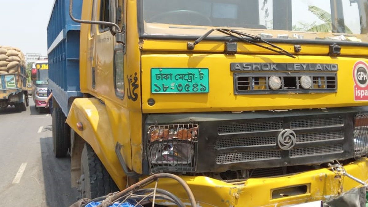 অটোরিকশায় ট্রাকের ধাক্কায় প্রাণ গেল ৪ জনের