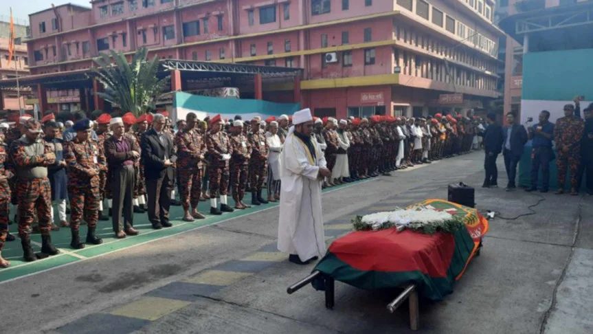 ট্রাকচাপায় নিহত ফায়ার সার্ভিসের কর্মী নয়নের জানাজা সম্পন্ন