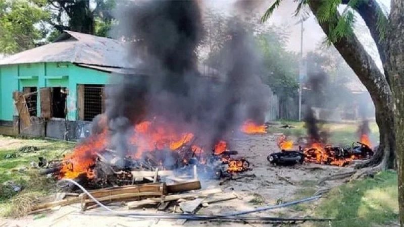 গাইবান্ধায় আ.লীগ-বিএনপির অফিস ভাঙচুর,অগ্নিসংযোগ