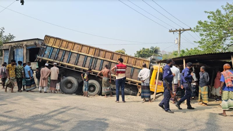 পাবনায় ট্রাকচাপায় বীর মুক্তিযোদ্ধা নিহত, আহত ৪