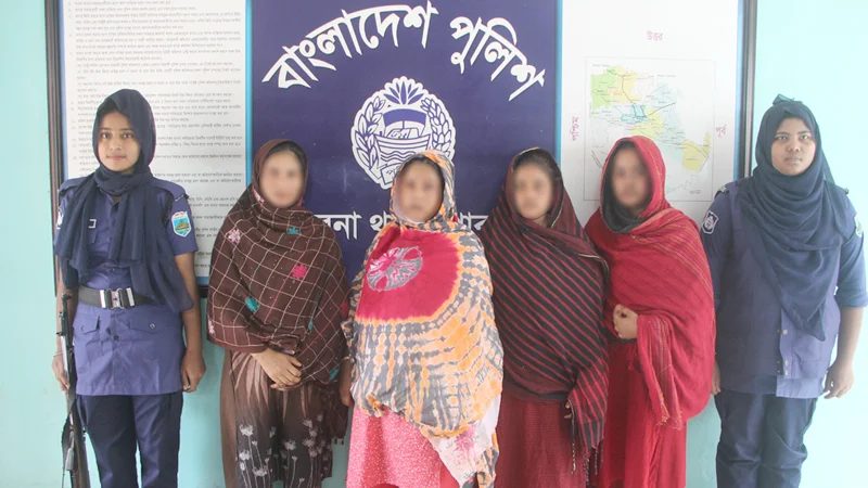 যাত্রী সেজে স্বর্ণের চেইন ছিনতাইকালে ৪ নারী আটক