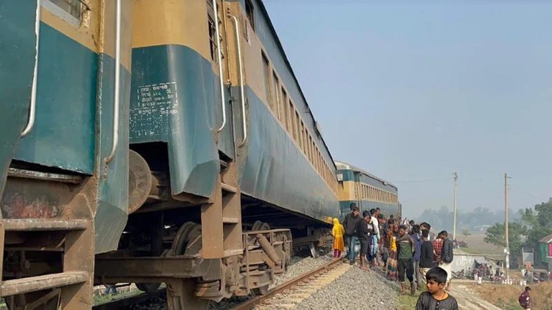 ৭ ঘণ্টা পর ঢালারচর এক্সপ্রেসের লাইনচ্যুত বগি উদ্ধার