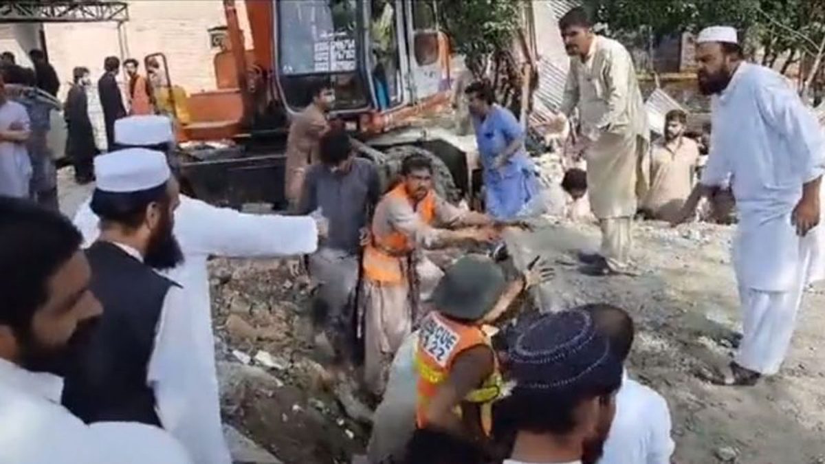 পাকিস্তানে আরেক জায়গায় বোমা হামলা, ধসে পড়েছে মসজিদ