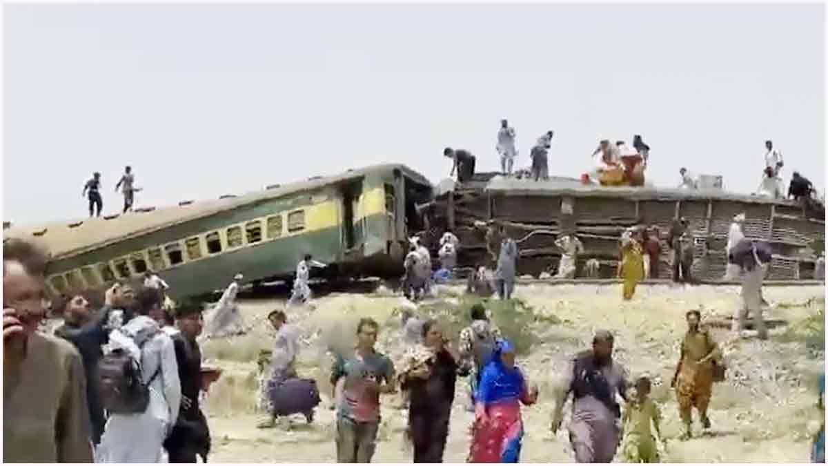 পাকিস্তানে ভয়াবহ ট্রেন দুর্ঘটনায় নিহত অন্তত ২৫
