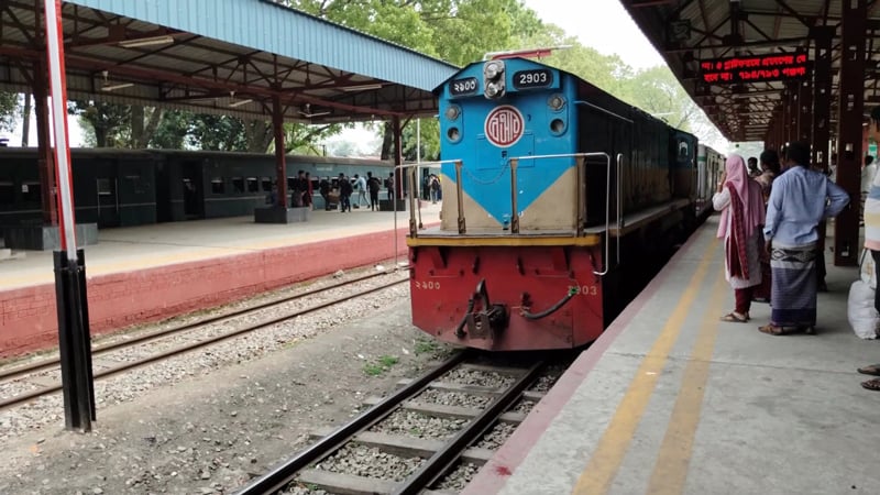 ইঞ্জিন পাল্টাতে গিয়ে ধাক্কায় ট্রেনে থাকা ২০ যাত্রী আহত