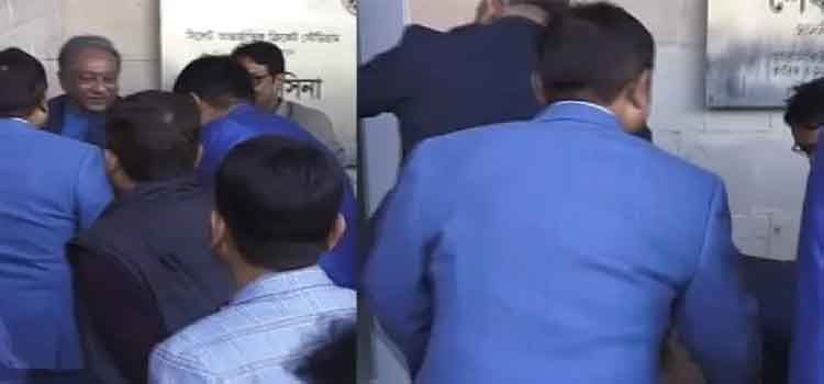 সিলেট স্টেডিয়ামে ঢুকতেই হোঁচট খেয়ে পড়ে গেলেন পাপন