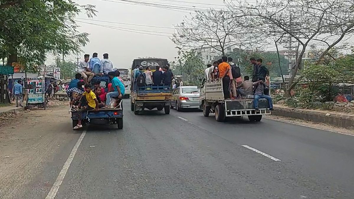 নাড়ীর টানে ঝুঁকি নিয়ে খোলা ট্রাক-পিকআপে ছুটছে ঘরমুখো মানুষ