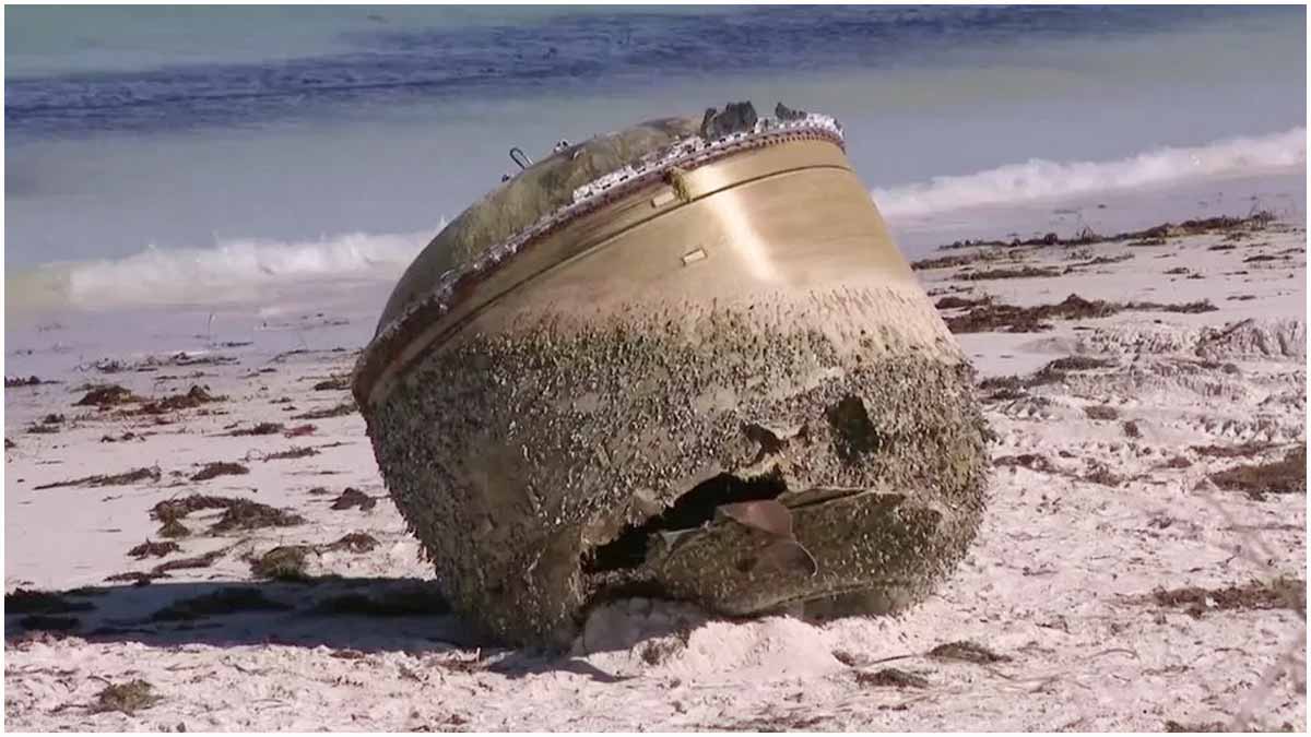 সৈকতে ভেসে এলো রহস্যময় বস্তু