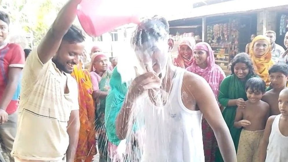 স্ত্রীকে তালাক দিয়ে দুধ দিয়ে গোসল