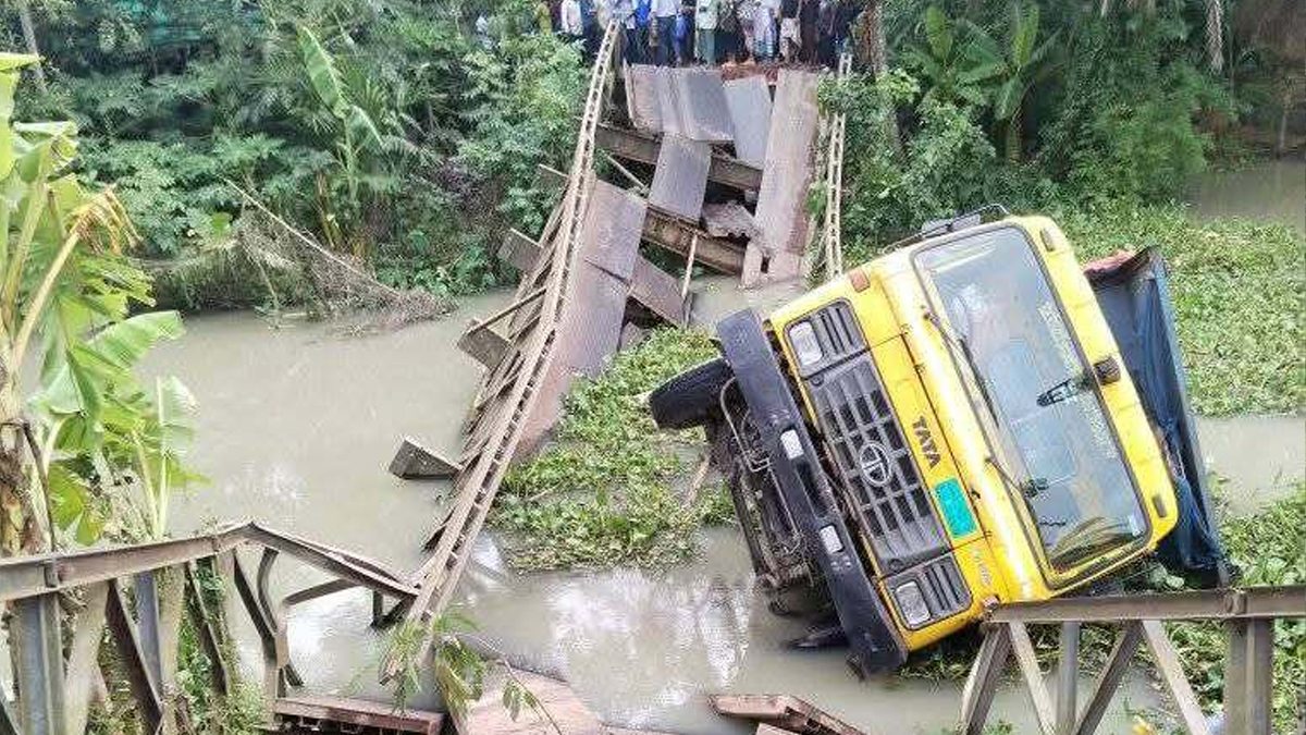 পিরোজপুরে বেইলী ব্রিজ ভেঙে কয়লা বোঝাই ট্রাক খালে