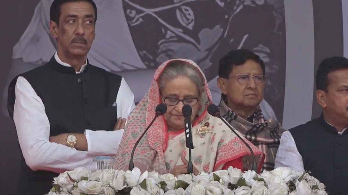আজান শুনে বক্তব্য থামালেন প্রধানমন্ত্রী