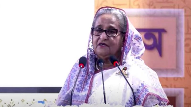 বাংলা একাডেমি সাহিত্য পুরস্কার তুলে দিলেন প্রধানমন্ত্রী