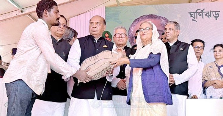 ঘূর্ণিঝড়ে ক্ষতিগ্রস্তদের পাশে থাকবে সরকার ও আ.লীগ: প্রধানমন্ত্রী