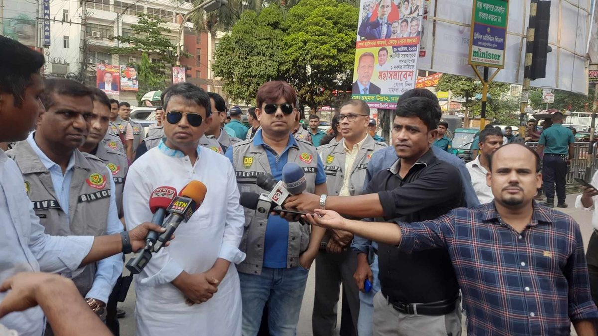 ডিবির পোশাকে বাসে আগুন দেওয়া ব্যক্তিকে খুঁজছি : হারুন