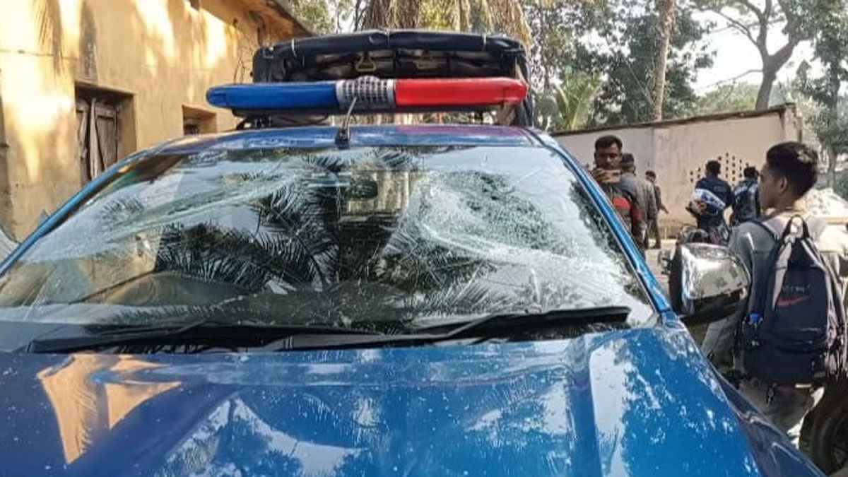 নাটোরে পুলিশের গাড়ি ভাঙচুর, বিএনপির নেতাসহ আটক ৩