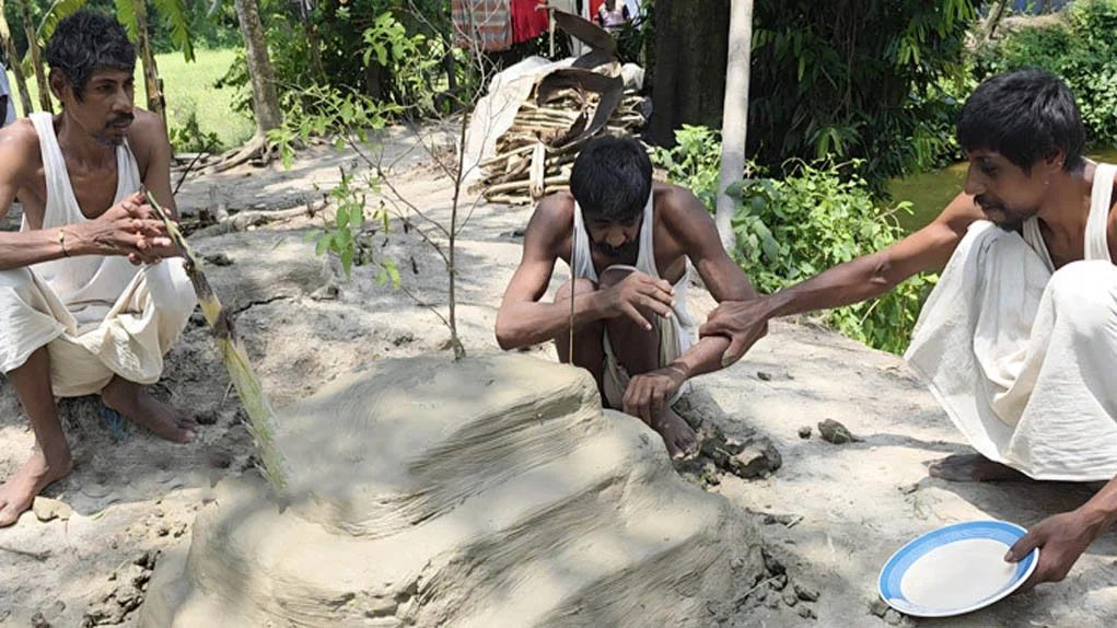 মায়ের কবরের পাশে খালি প্লেট হাতে খাবারের অপেক্ষায় ৩ প্রতিবন্ধী ভাই