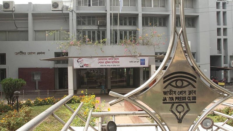 জাতীয় প্রেসক্লাবের সামনে ২ বাসে আগুন, ৭টি ককটেল বিস্ফোরণ