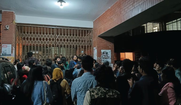 জাবির রেজিস্টার ভবনে তালা দিলেন শিক্ষার্থীরা