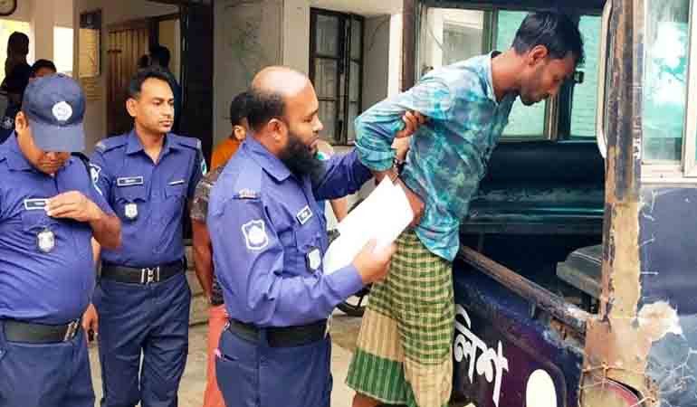 হকারের ছদ্মবেশে দুই ডাকাত ধরলেন পুলিশ কর্মকর্তা