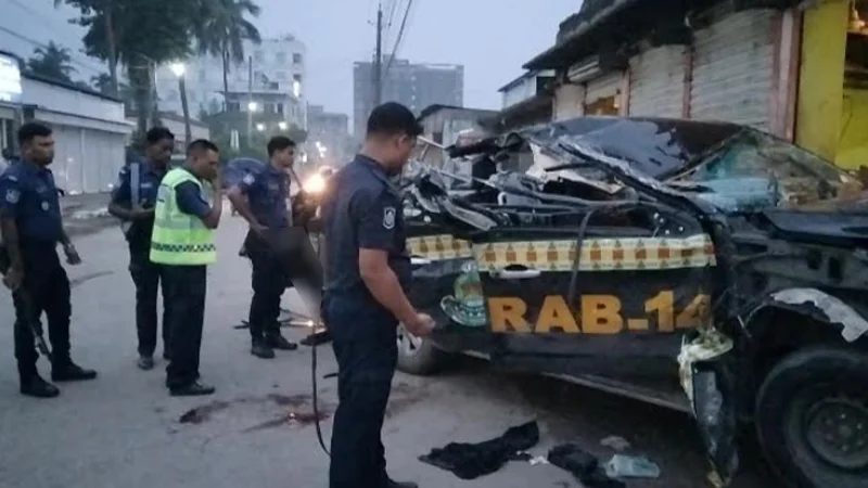 নিয়ন্ত্রণ হারিয়ে র‍্যাবের পিকআপ ফলের আড়তে, আহত ৬