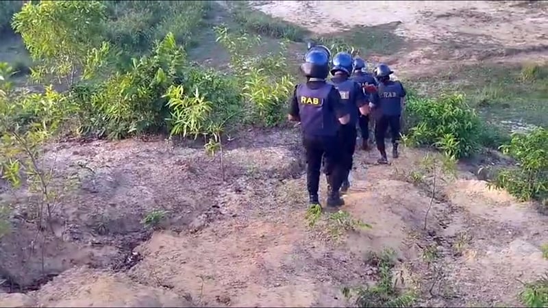 আরসার আস্তানায় র‍্যাবের অভিযান,বিপুল পরিমাণ অস্ত্রসহ ২ সন্ত্রাসী গ্রেপ্তার