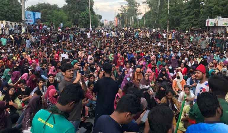 আন্দোলনকারীদের দখলে রাবি, ক্যাম্পাস ত্যাগ করল ছাত্রলীগ