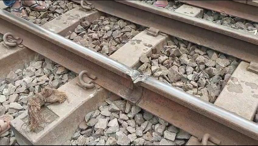 রেললাইনে ভাঙন,পাশেই পড়েছিল নাটবল্টু