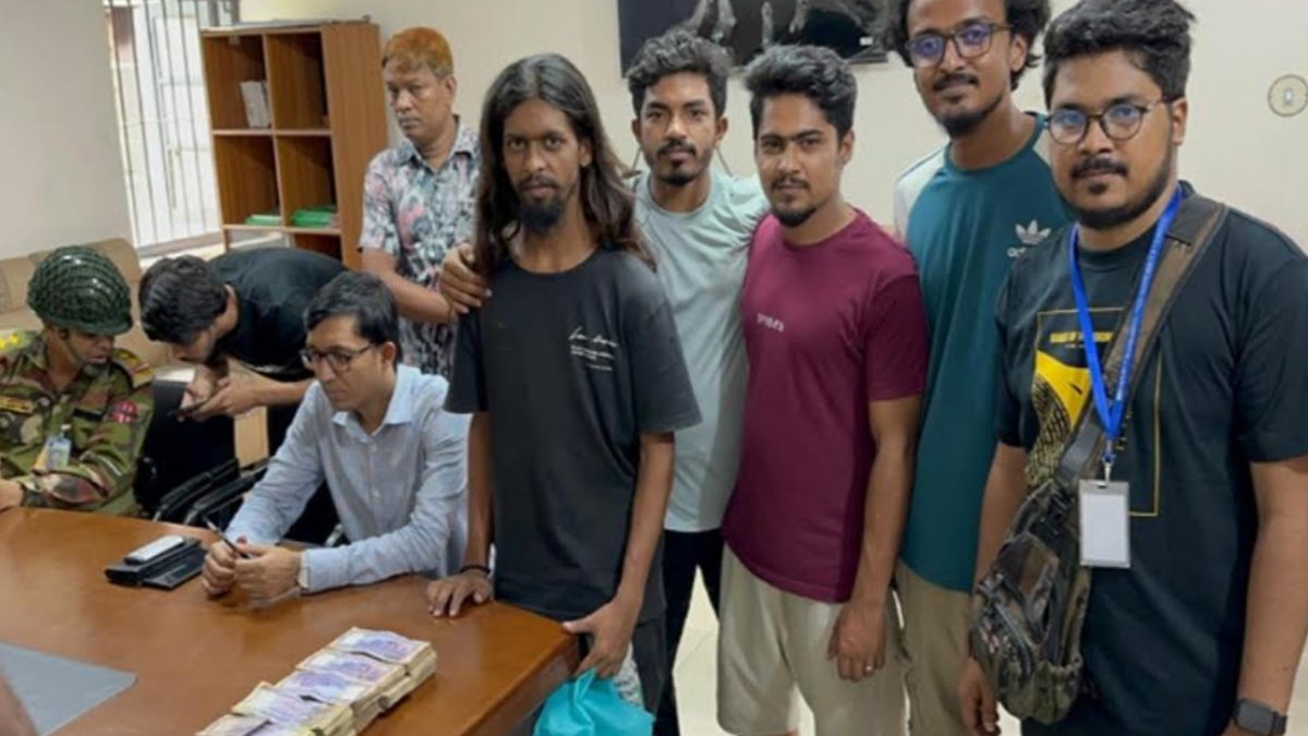 কুড়িয়ে পাওয়া প্রায় ১৮ লাখ টাকা থানায় জমা দিলেন শিক্ষার্থীরা