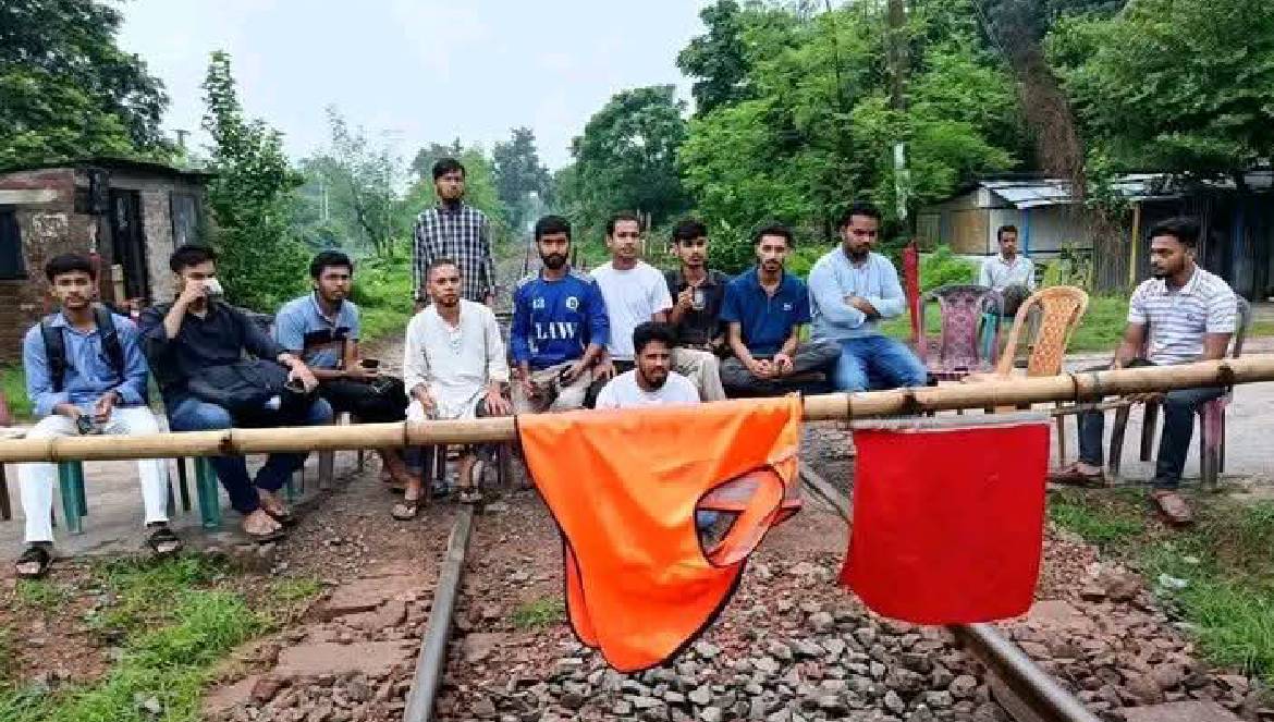 রাবি শিক্ষার্থীকে মারধর, রাজশাহীতে রেলপথ অবরোধ