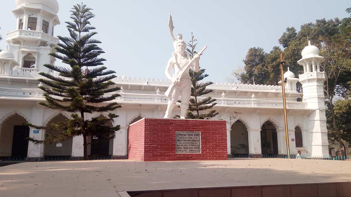 ছাত্রীর সঙ্গে অশ্লীল ভিডিও ফাঁস, শিক্ষক লাপাত্তা