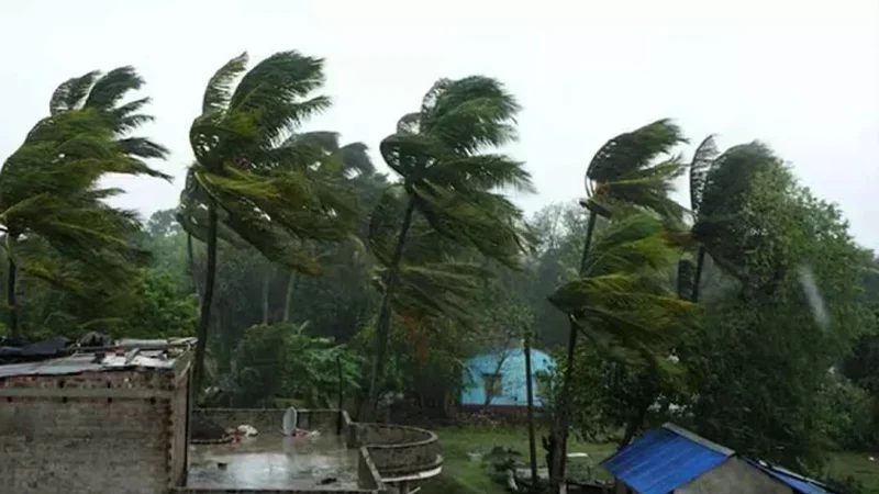 দুপুর ১টার মধ্যে ১২ অঞ্চলে বজ্রসহ ঝড়ের আভাস