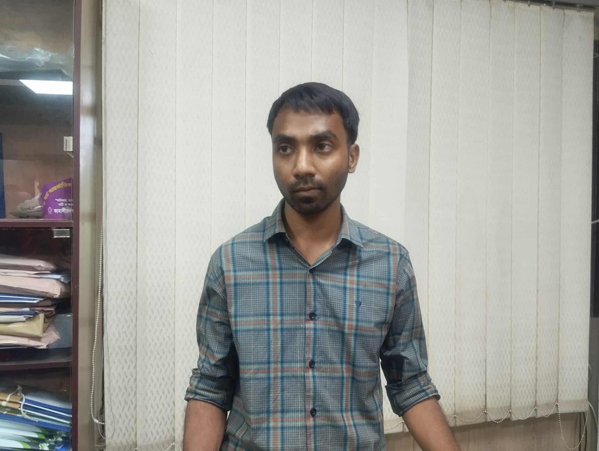 জাবিতে ইভটিজিং এর অভিযোগে রাবি শিক্ষার্থী আটক