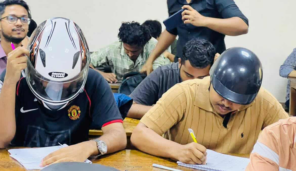 নিরাপত্তার শঙ্কায় হেলমেট পরে ক্লাসে জবি শিক্ষার্থী