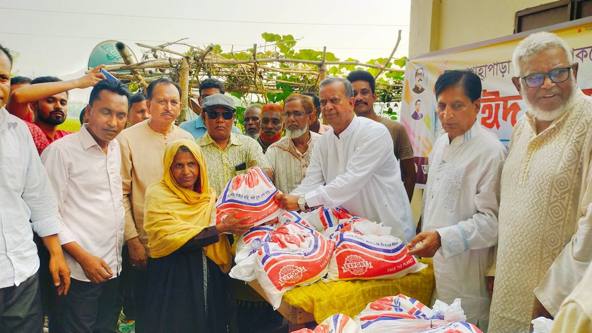 অসহায়-দরিদ্রদের মাঝে আ'লীগ নেতার ঈদ সামগ্রী বিতরণ