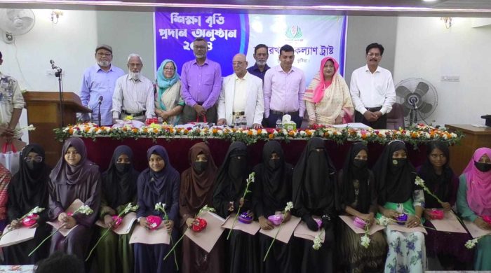 মেধাবী শিক্ষার্থীদের মাঝে কুমারখালী কল্যাণ ট্রাস্টের বৃত্তি প্রদান