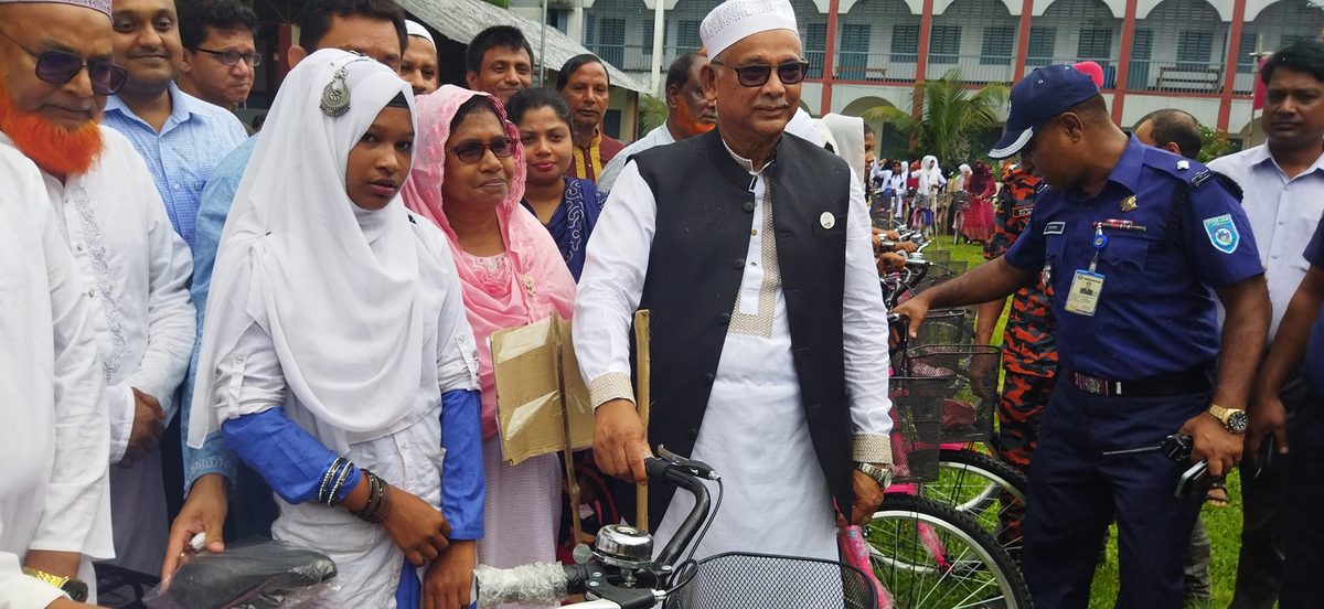 দেবীগঞ্জে শিক্ষার্থীদের মাঝে সাইকেল বিতরণ করলেন রেলমন্ত্রী নুরুল ইসলাম সুজন
