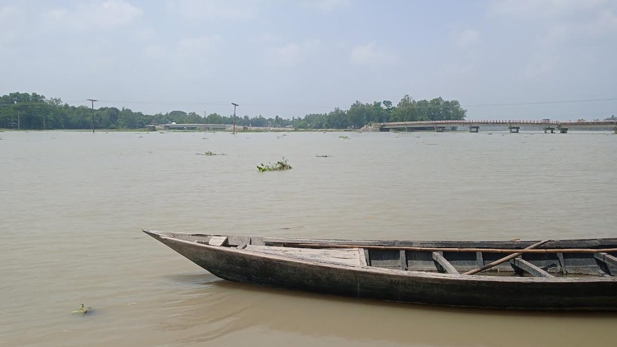 বিপৎসীমার ওপরে যমুনার পানি প্রবাহ