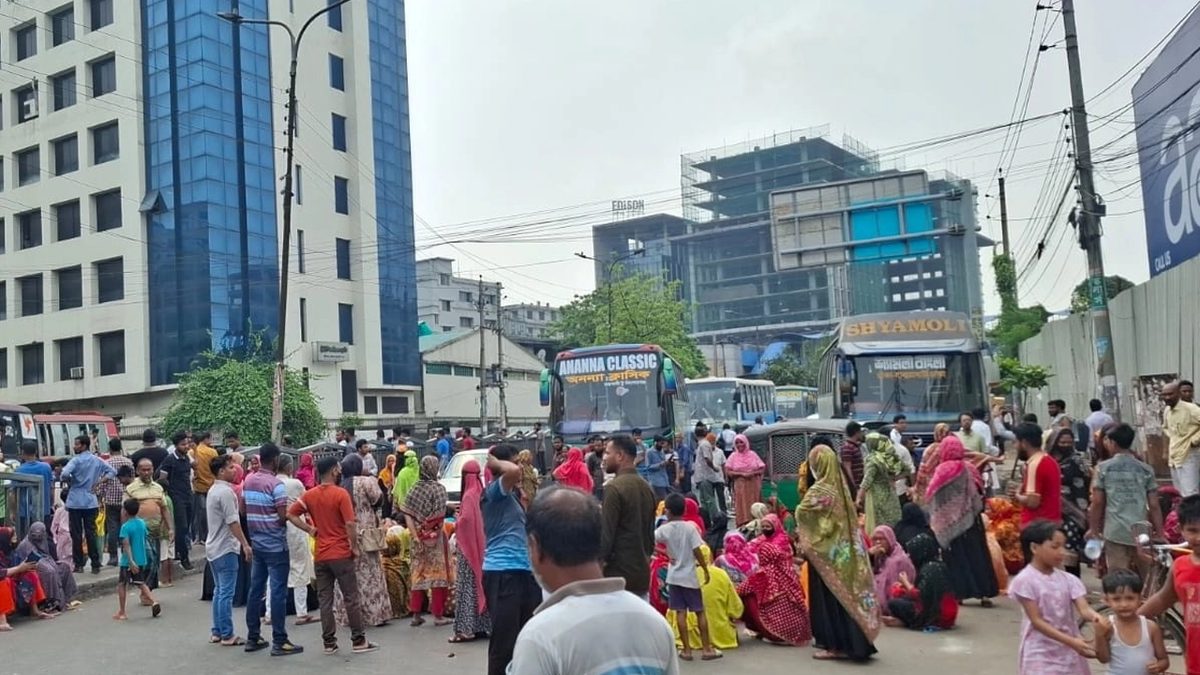 মহাখালীতে নাসা গ্রুপের কর্মীদের সড়ক অবরোধ